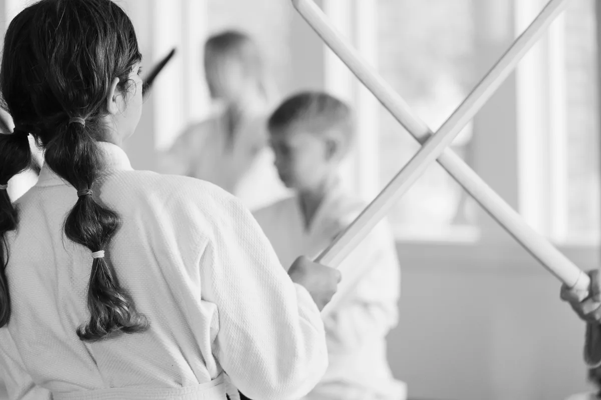 Barn tränar aikido