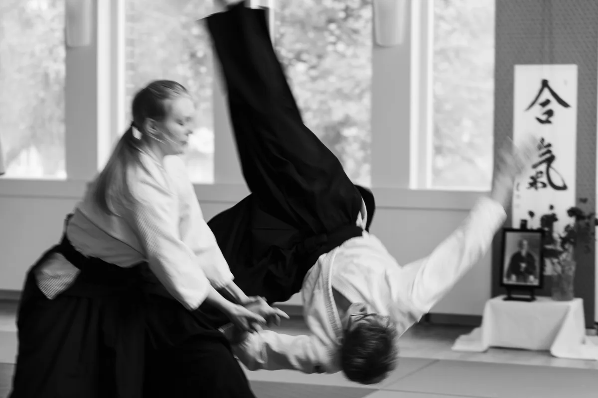 Vuxna tränar aikido